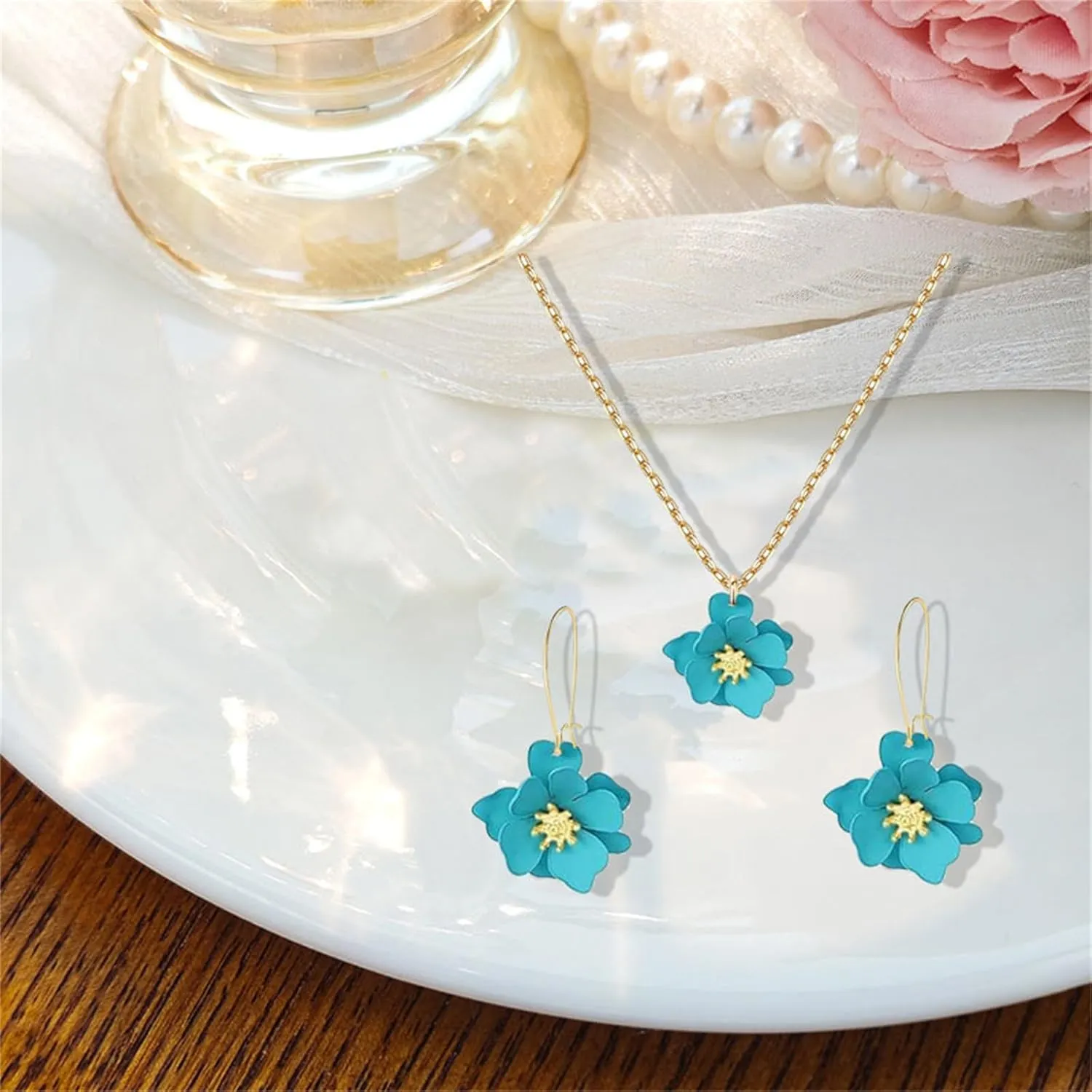 Dreuyet Charm Bohemian Daisy Flower Earring Necklaces Set for Women Elegant Matte Floral Long Petal Dangle Earrings Chic Layered Tiered Drop Earrings Seaside Holiday Jewelry