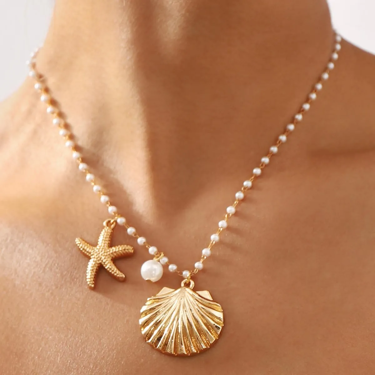 Gold Shell Charm Necklace for Women,Layered Gold Seashell Starfish Necklaces Boho Surfer Beach Necklaces Dainty Summer Vacation Jewelry Costume Accessories
