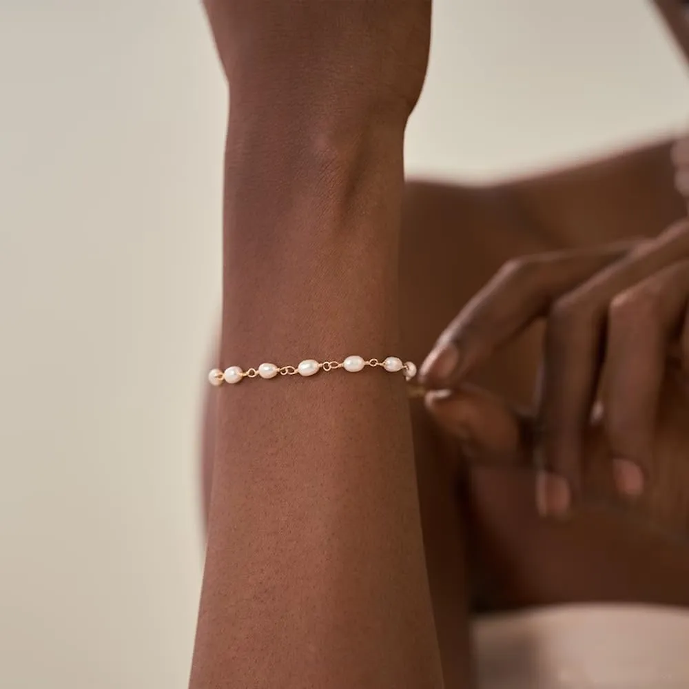 Pearl Bracelet Pearl Bracelets for Women Dainty Gold Charm Bracelet Pearl Hand Chain Bracelet Wedding Jewelry for Brides Bridesmaid Gifts