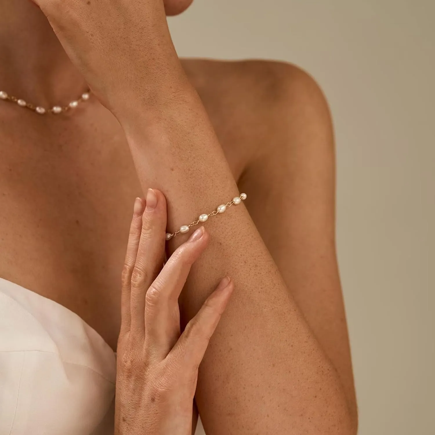Pearl Bracelet Pearl Bracelets for Women Dainty Gold Charm Bracelet Pearl Hand Chain Bracelet Wedding Jewelry for Brides Bridesmaid Gifts