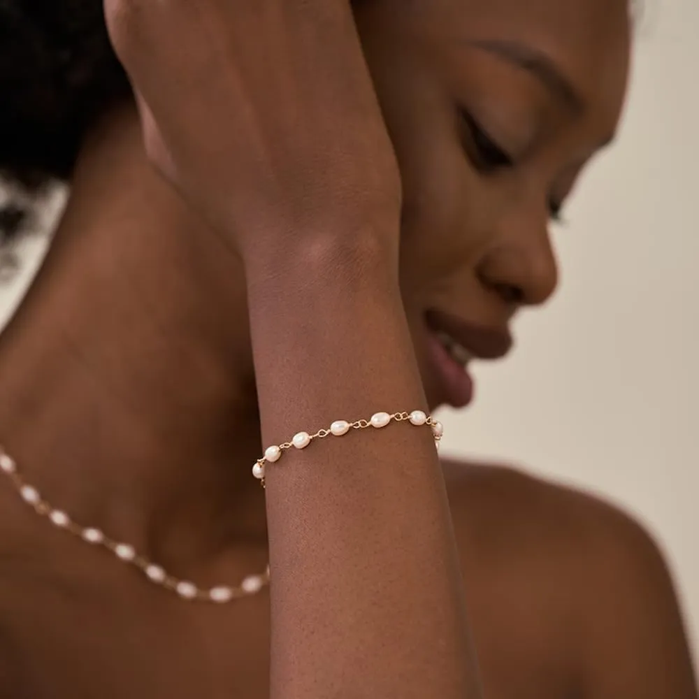 Pearl Bracelet Pearl Bracelets for Women Dainty Gold Charm Bracelet Pearl Hand Chain Bracelet Wedding Jewelry for Brides Bridesmaid Gifts