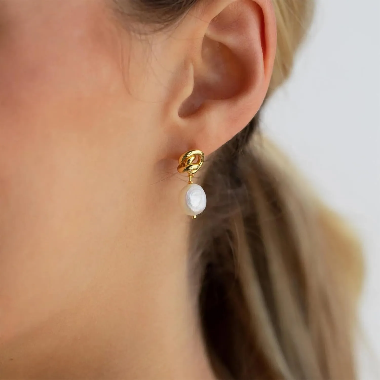 Pearl Earrings for Women Prom Earrings Dainty Formal Pearl Earring Bride Wedding Gold Pearls Drop Earring Pearls Jewelry for Women Trendy 2025