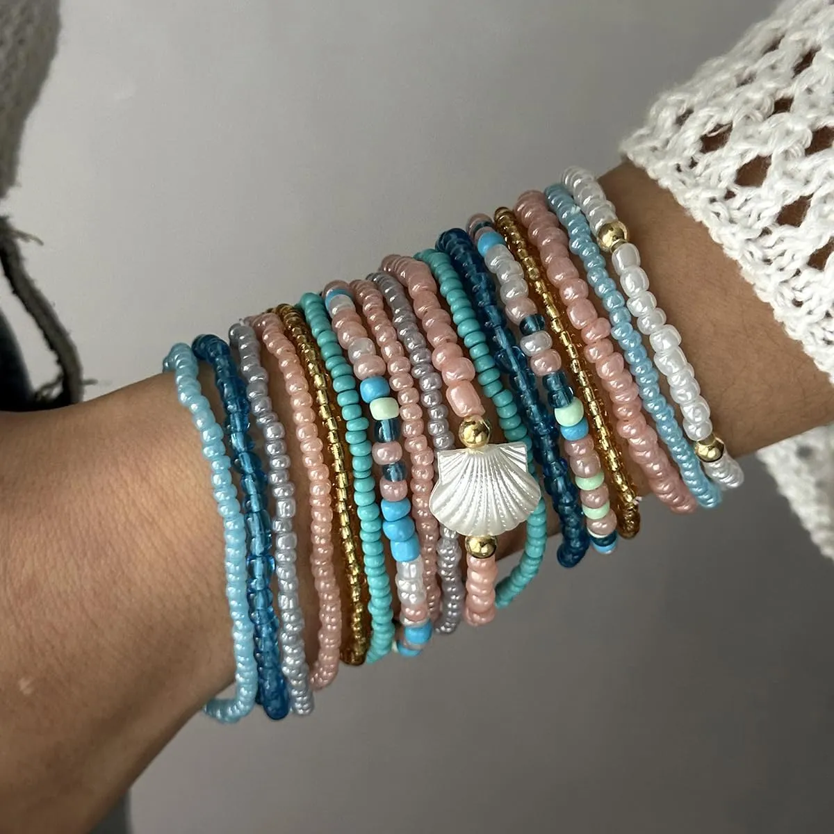 Shell Beaded Bracelet for Women Boho Colorful Beads Bracelets Adjustable Elastic Beach Jewelry Bohemian Stackable Summer Bracelets Tropical Charm Bracelet Beach Vacation Accessories for Women