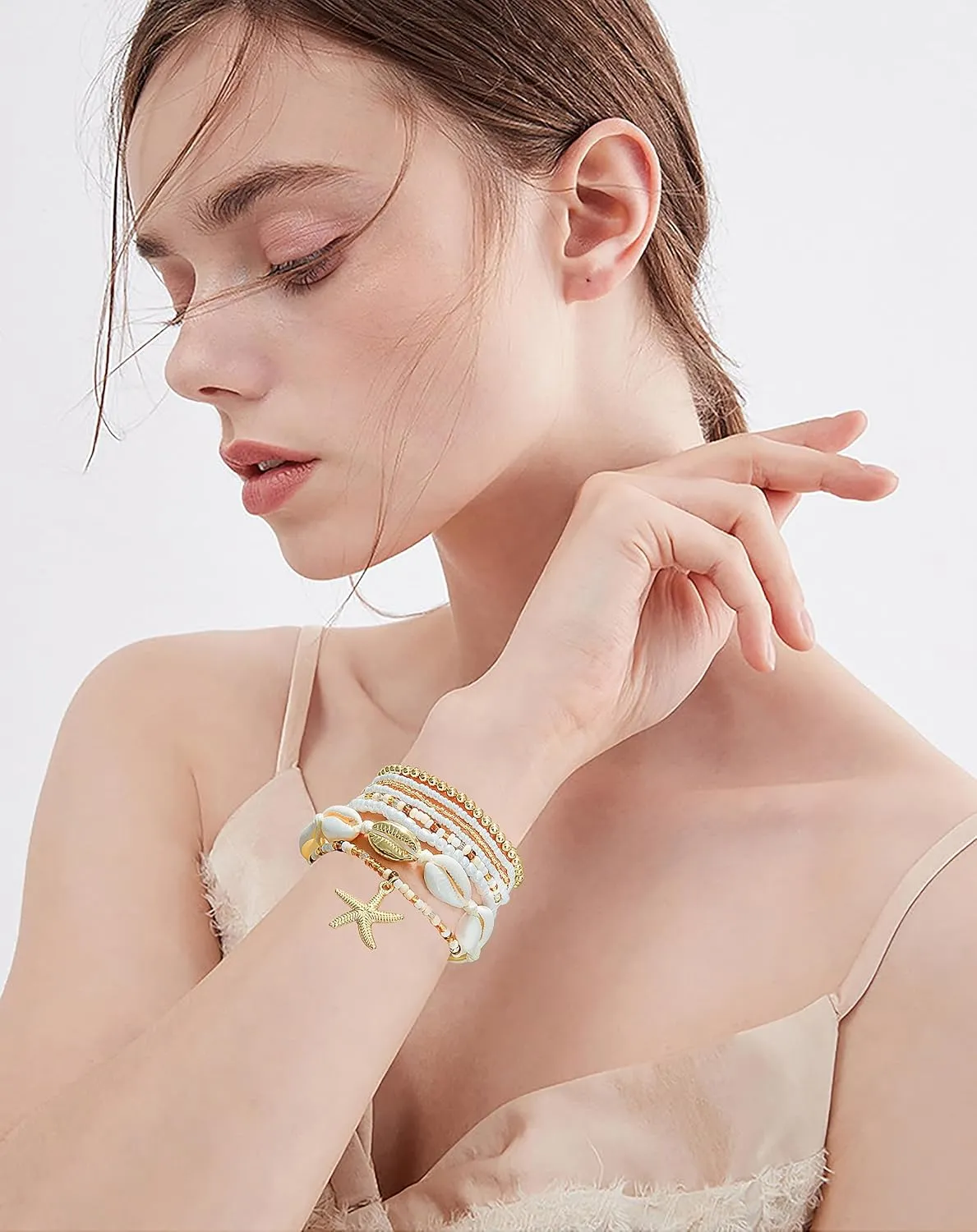 Shell Bracelet Boho Beaded Stretch Bracelets for Women Seashell Strand Bracelets Starfish Charm Jewelry Summer Beach Jewelry Stackable Crystal Gold Beads Bracelet for Women