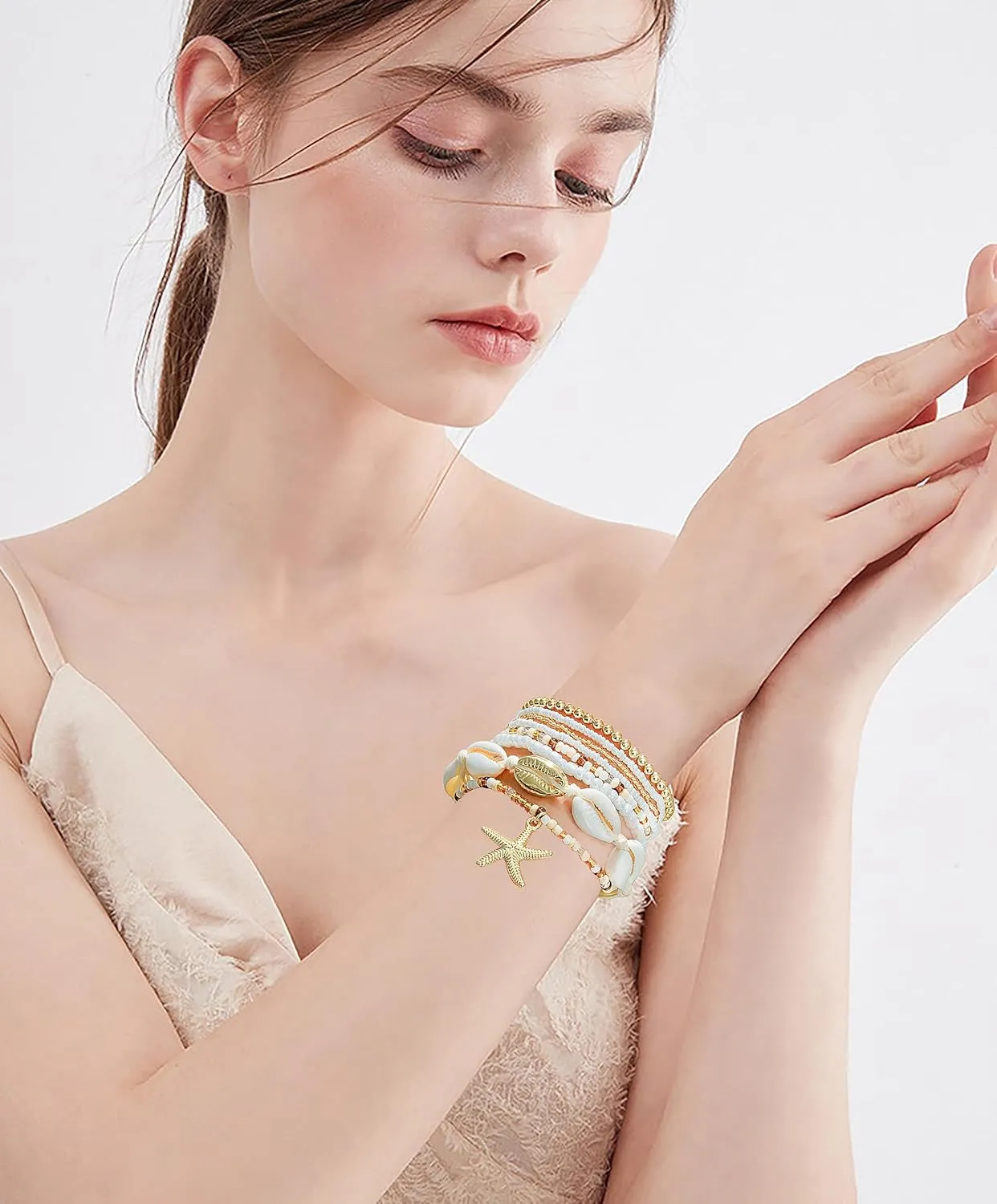 Shell Bracelet Boho Beaded Stretch Bracelets for Women Seashell Strand Bracelets Starfish Charm Jewelry Summer Beach Jewelry Stackable Crystal Gold Beads Bracelet for Women
