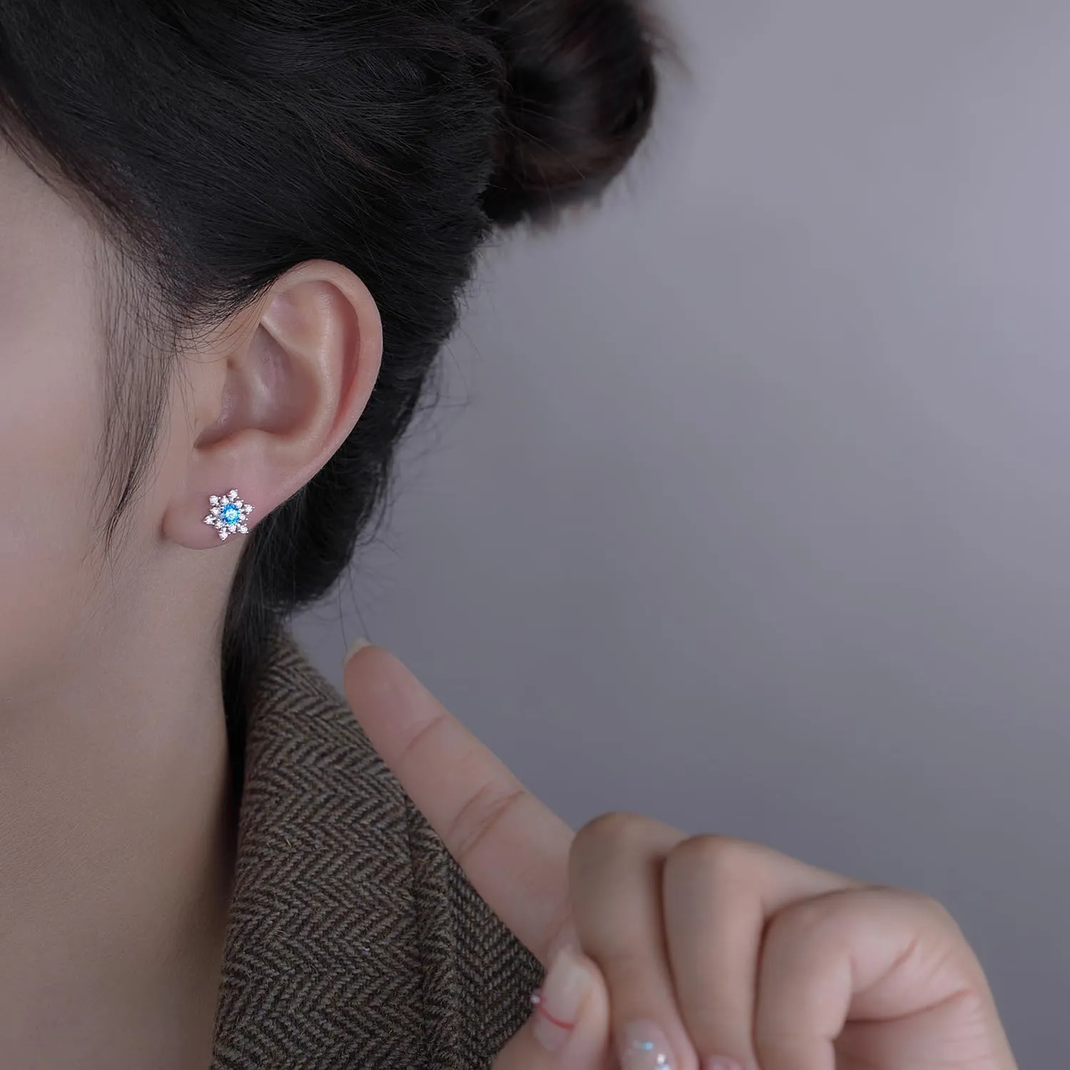 SLUYNZ Solid 925 Sterling Silver Sparkling Blue Crystal Snowflake Earrings Stud for Women Teens Pretty Snowflake Stud Earrings