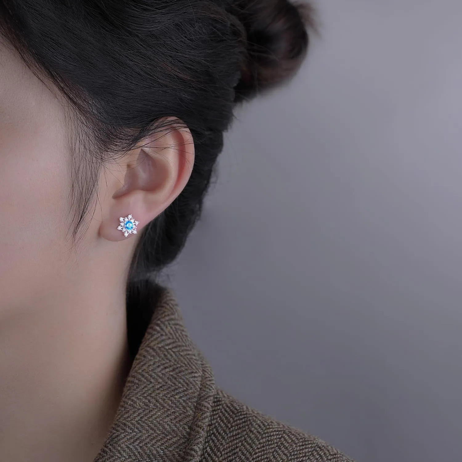 SLUYNZ Solid 925 Sterling Silver Sparkling Blue Crystal Snowflake Earrings Stud for Women Teens Pretty Snowflake Stud Earrings